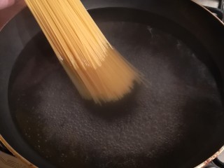 2、意式培根蛋面Carbonara,锅中水开后，加入2人份3号意面。煮约5分钟！面条软硬口感与煮面时间长短有关！