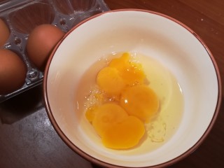 3、意式培根蛋面Carbonara,煮面的同时，取出3枚鸡蛋。2个蛋黄+1个完整的鸡蛋！