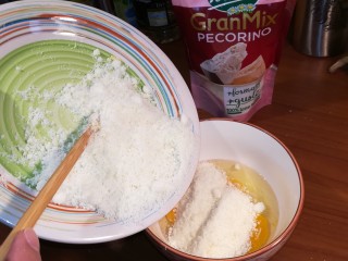 4、意式培根蛋面Carbonara,在盛放鸡蛋的碗中加入干奶酪粉。最好使用羊奶酪粉或者帕尔马干酪粉！