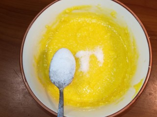 6、意式培根蛋面Carbonara,搅拌均匀后，先品一下奶酪鸡蛋酱！根据口味加入适量的盐和少许的糖！