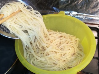 7、意式培根蛋面Carbonara,意面煮好后，去水备用！