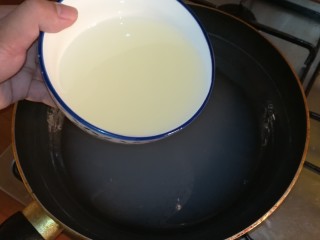 8、意式培根蛋面Carbonara,取一小碗面条汤备用！