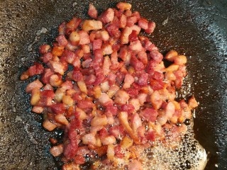 11、意式培根蛋面Carbonara,小火煎炒，直至肉丁表面变焦，肥肉出油为止！