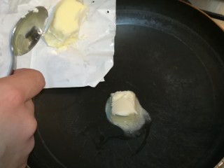 9、意式培根蛋面Carbonara,在干燥的锅中加入黄油！