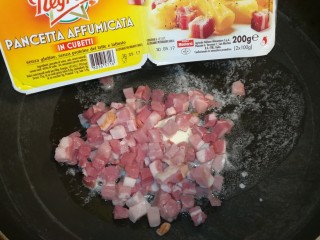 10、意式培根蛋面Carbonara,黄油融化后，加入200g厚培根或熏肉丁，肥瘦均匀即可！