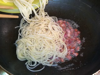 12、意式培根蛋面Carbonara,肉丁煎好后，直接把意面加入锅中！