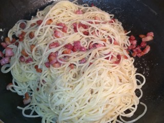 13、意式培根蛋面Carbonara,加入意面后，使用筷子快速搅拌均匀！使用小火！