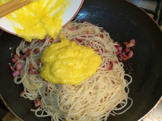 14、意式培根蛋面Carbonara,将之前制作的奶酪鸡蛋酱倒入锅中！