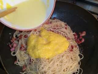 15、意式培根蛋面Carbonara,迅速加入适量的面条汤，不干锅就可以！