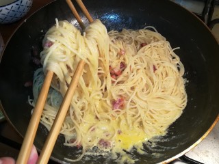 16、意式培根蛋面Carbonara,迅速搅拌均匀，使酱与面条均匀融合！搅拌收汁！不需要太干，面条表面湿润即可！