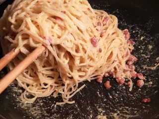 17、意式培根蛋面Carbonara,搅拌均匀并且收汁后，即可盛盘！