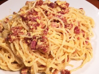 18、意式培根蛋面Carbonara,盛入浅盘中。