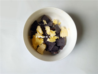 1、巧克力小面包,黑巧克力、黄油称量好，混合；