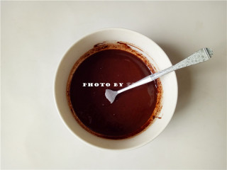 2、巧克力小面包,微波加热黑巧克力、黄油混合物，直至两者融化后，取出搅拌均匀；