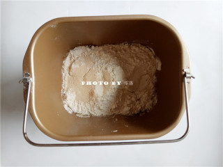 3、巧克力小面包,将原料里所有材料都放入面包机内胆，盐和酵母分别放在面包机内胆两端； 