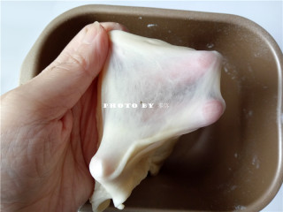 4、巧克力小面包,启动“和面”程序；程序结束后，检查面团出膜情况；面团能拉出大片薄膜即可；