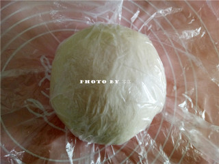 5、巧克力小面包,揉好的面团，放在揉面垫上，覆盖上保鲜膜，静置5分钟左右；