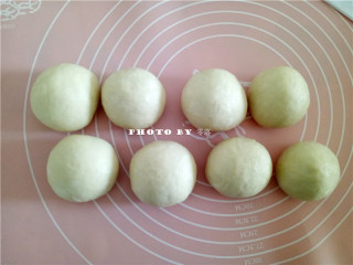 6、巧克力小面包,将面团分为8份，分别滚圆；覆盖上保鲜膜；