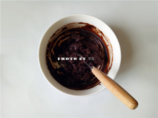 7、巧克力小面包,巧克力混合物稍稍凝固，状图如图所示即可；