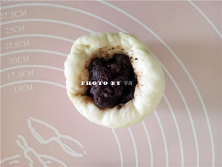 8、巧克力小面包,将一份面团擀开，包上巧克力馅，像包汤圆般收口；