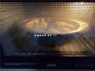 11、巧克力小面包,烤箱上下火160度预热后，将模具放入烤箱下层，烘烤20分钟；观察面包上色后，盖上锡纸；