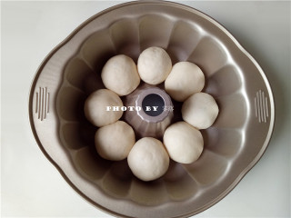 9、巧克力小面包,所有面团都包入巧克力馅，封口，滚圆，放入模具；