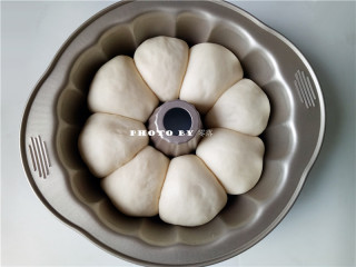 10、巧克力小面包,将面团放置温暖处发酵至两倍大；