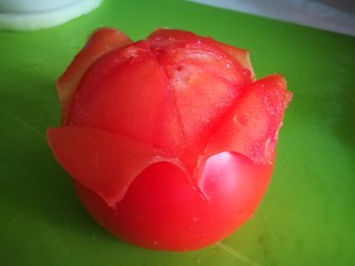 4、西式早餐~Bruschetta,在热水中汆烫一下 取出 剥去皮