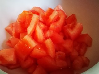 5、西式早餐~Bruschetta,切小丁 放入大碗中