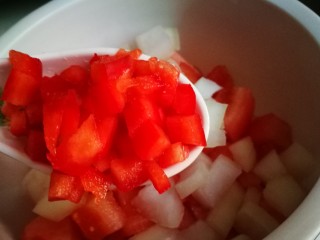 7、西式早餐~Bruschetta,洋葱碎加入西红柿丁 再加入彩椒丁