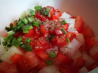 10、西式早餐~Bruschetta,加入罗勒碎和黑胡椒 挤入一些柠檬汁 搅拌均匀