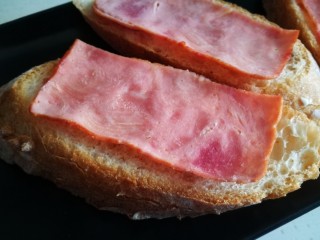 13、西式早餐~Bruschetta,铺上火腿片 入烤箱120℃烤6-7分钟 取出