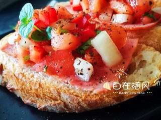 14、西式早餐~Bruschetta,把拌好的配菜铺在面包片上 美美哒 吃起来喽????????????