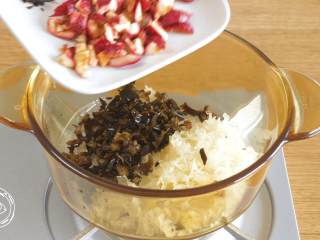 8、双耳山楂羹12m+宝宝辅食,锅里依次放入银耳碎、木耳碎、山楂丁，加清水漫过食材开始煮