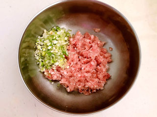 6、炸萝卜丝丸子,加入葱末