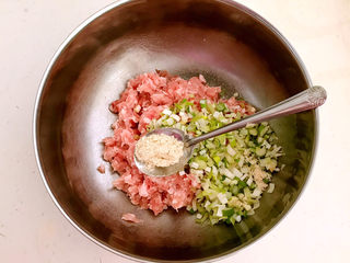 8、炸萝卜丝丸子,加入鸡精