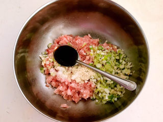 10、炸萝卜丝丸子,加入蚝油，调匀