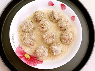 17、炸萝卜丝丸子,把丸子放入面包糠里面打个滚，让丸子均匀的裹上一层面包粉