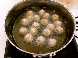 18、炸萝卜丝丸子,炒锅烧热后加入大豆色拉油，油烧5分热的时候加入裹好面包糠的丸子，全程小火炸制