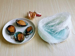 1、蒜蓉粉丝蒸鲍鱼,准备食材。