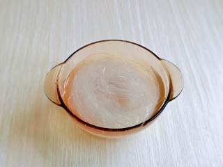 2、蒜蓉粉丝蒸鲍鱼,首先一定要先把龙口粉丝泡上,如果着急用,可以用热水泡,不着急的情况下,冷水泡即可。