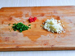 3、蒜蓉粉丝蒸鲍鱼,葱蒜去皮切好,辣椒洗干净切段。