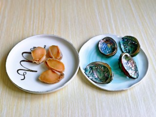 4、蒜蓉粉丝蒸鲍鱼,小鲍鱼肉取下来,用干净的牙刷刷干净,包括壳也同样刷干净。