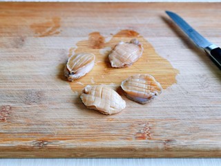 5、蒜蓉粉丝蒸鲍鱼,鲍鱼肉切花刀。