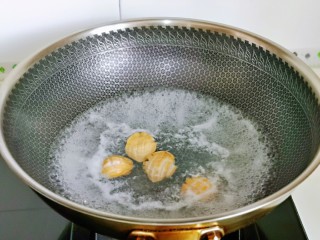 6、蒜蓉粉丝蒸鲍鱼,锅中加入纯净水烧开,下小鲍鱼,大火煮30秒捞出,目的是杀菌。