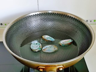 7、蒜蓉粉丝蒸鲍鱼,鲍鱼壳也一样开水煮一下杀菌,冷水下锅,大火煮2分钟捞出。