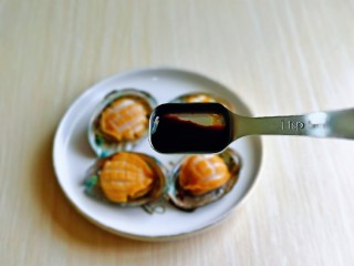 9、蒜蓉粉丝蒸鲍鱼,再加入生抽。