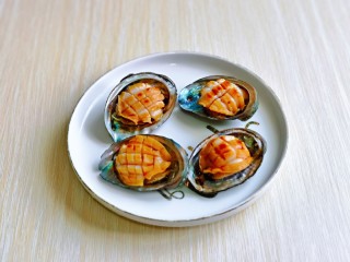 10、蒜蓉粉丝蒸鲍鱼,腌制5分钟。
