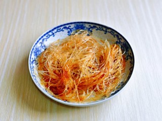 11、蒜蓉粉丝蒸鲍鱼,泡发的粉丝按个人口味加入盐,再淋上一勺生抽,拌均匀。