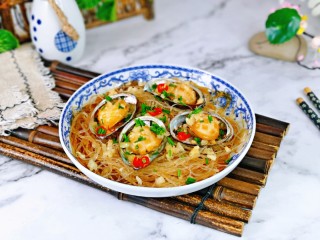 15、蒜蓉粉丝蒸鲍鱼,撒上葱花,红辣椒段即可食用。